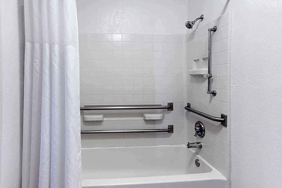 Super 8 by Wyndham Joliet I-55 N/Chicago