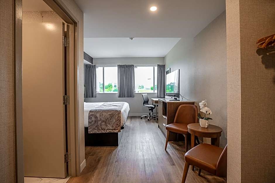 Monte Carlo Inns Oakville Suites