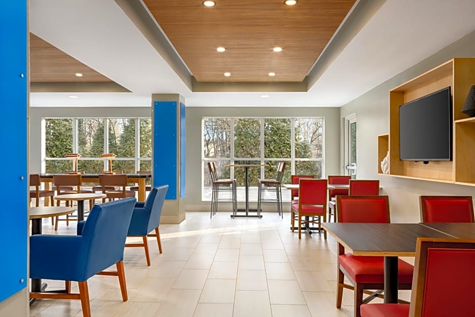 Holiday Inn Express & Suites Philadelphia - Mt. Laurel By IHG