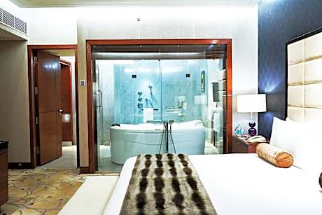 1 King Suite Pool View Lounge Access Smoking