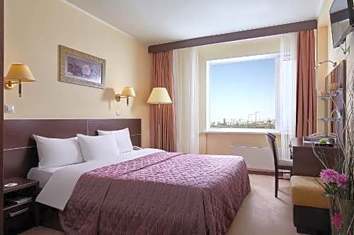Photo 1 of 5 of Suite with Lake View