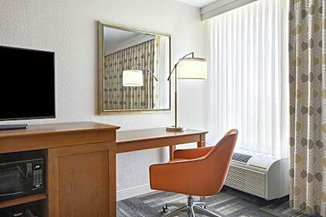 King Room with Roll-In Shower - Mobility Access/Non-Smoking