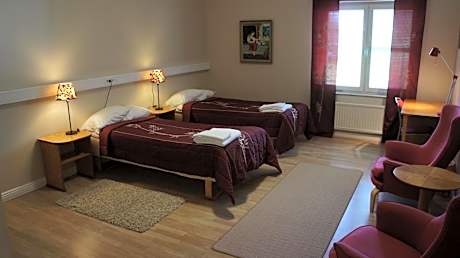 Family Room (2 Adults + 2 Children)
