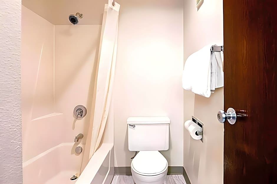 Norwood Inn & Suites Milwaukee