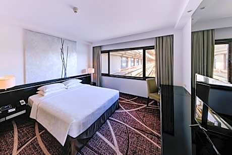Cilantro Suite with Terrace & Lounge Access