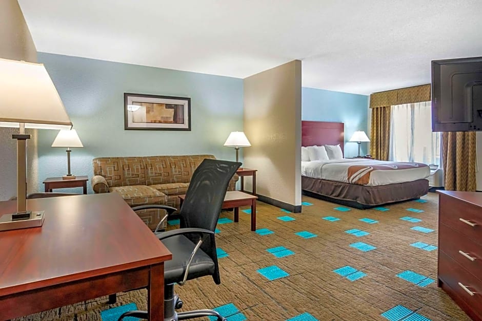 Quality Suites Kansas City International Airport – Kansas City, MO