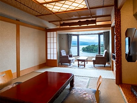 Japanese Style Lake View Room