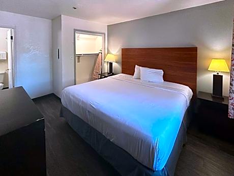1 King Bed | Mob Acc RI Shwr Ste Nsmk Ktchn