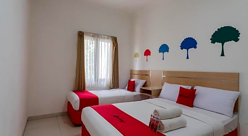 RedDoorz near Alun Alun Bandung 3