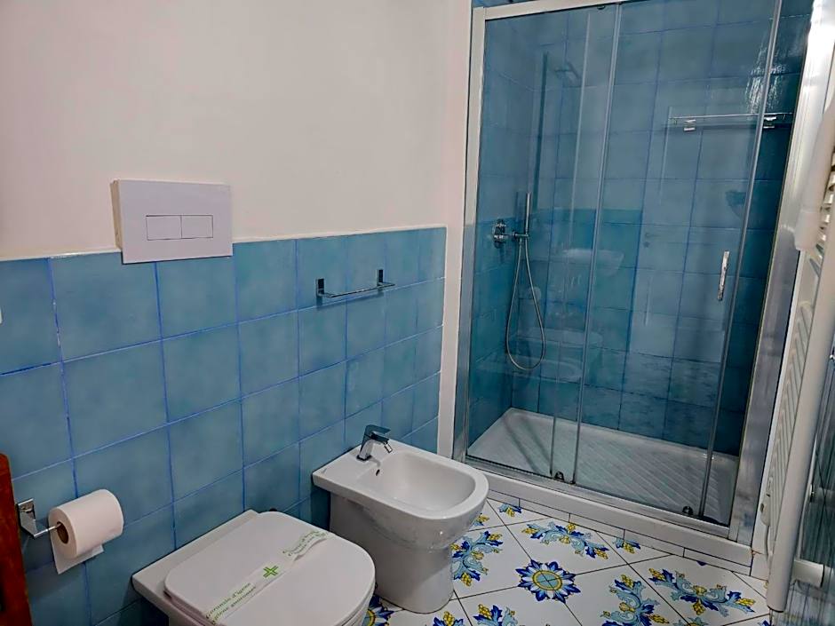 Casa Ninà- Camere con Vista Mare e Terrazza a Raito, Costiera Amalfitana