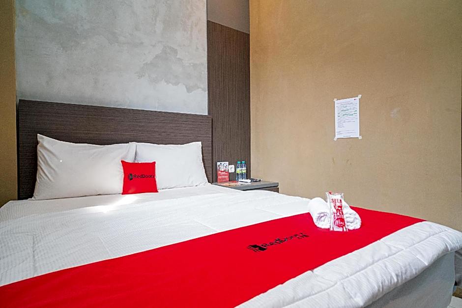 RedDoorz near Wisata Paribendo Lawang