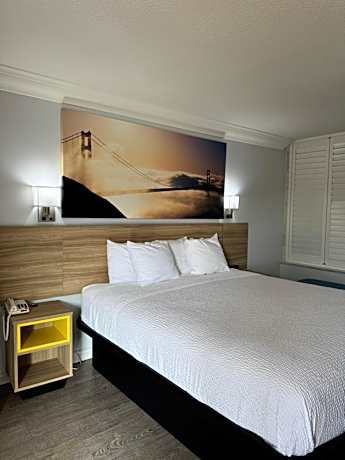 King Room with Refrigerator and Microwave - Non-Smoking