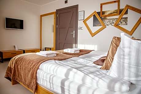 Deluxe Double Room (2 Adults + 1 Child)
