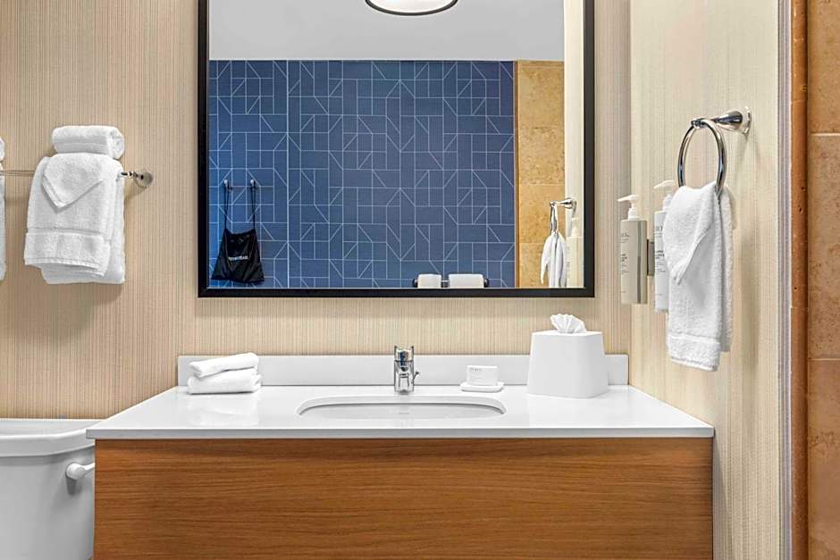 Spark by Hilton Bakersfield Central