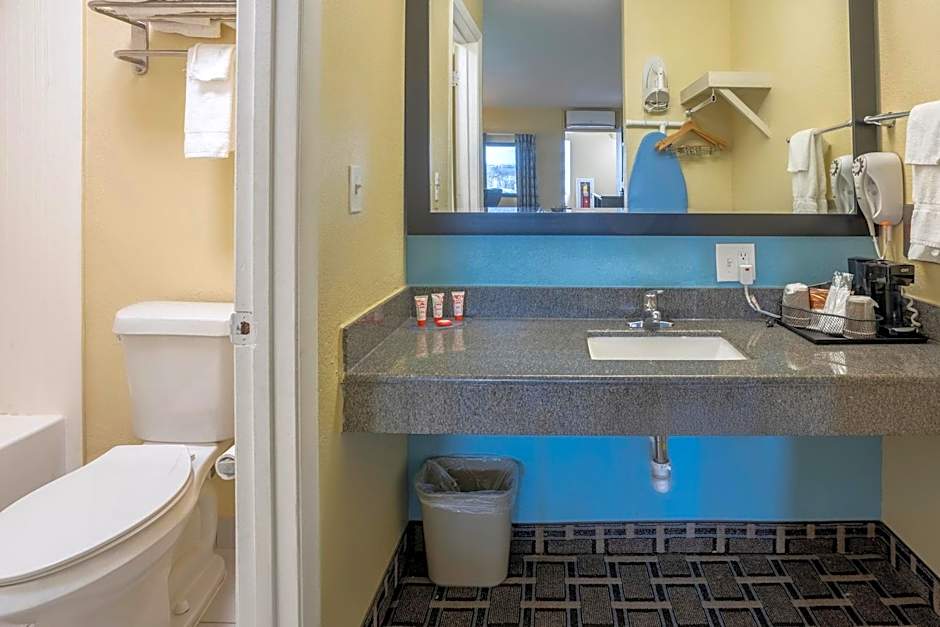 OYO Hotel Knoxville TN Cedar Bluff I-40