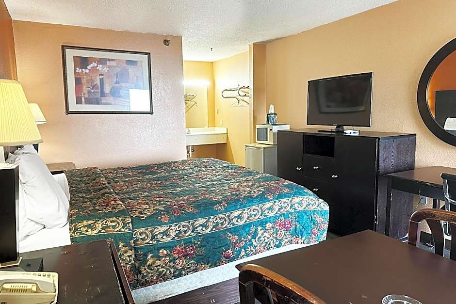 Photo 1 of 8 of 1 King Bed Suite, Smoking