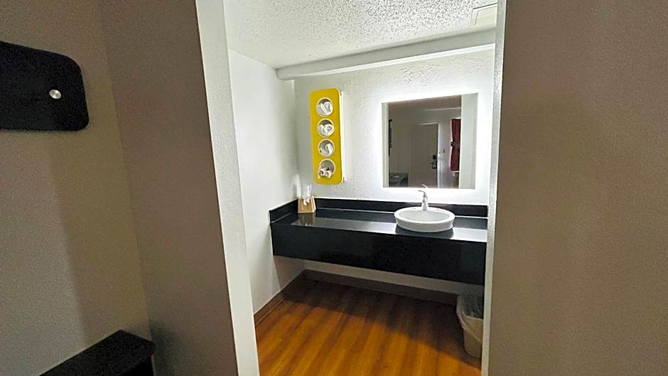 Super 7 Inn By OYO Tupelo Hwy 178