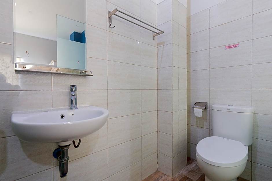 RedDoorz Plus near Living Plaza Jababeka