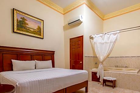 Queen Room with Spa Bath