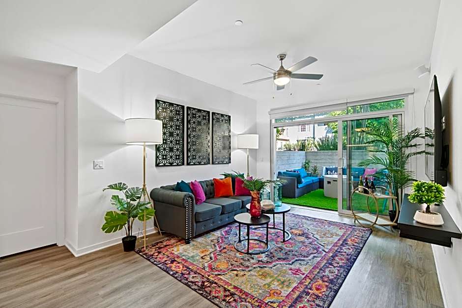 Fairfax District Chic City Oasis 2 BR Apt with Den 136