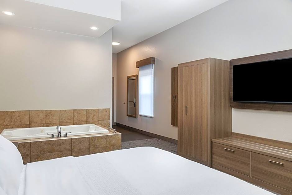 Holiday Inn Express & Suites - Green Bay East By IHG