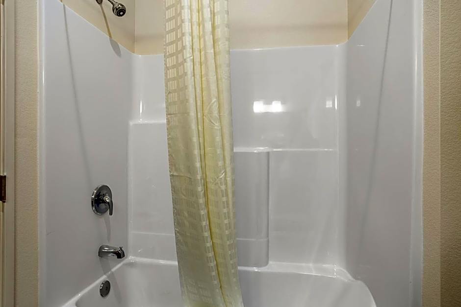 Cobblestone Hotel & Suites - De Pere