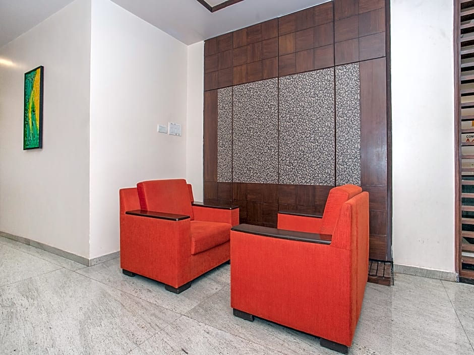 OYO 490 Hotel Compact Maple Leaf