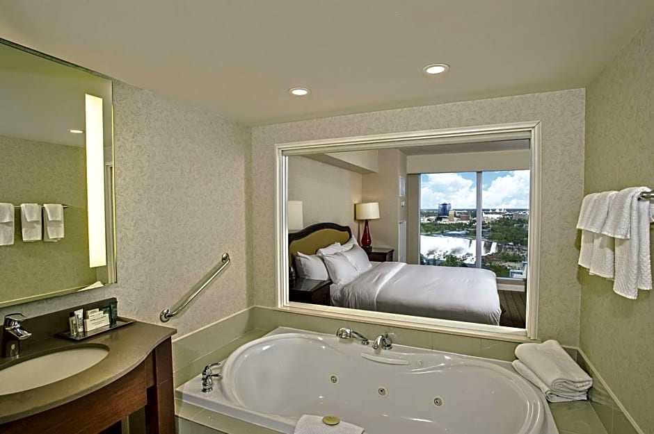 Hilton Niagara Falls-Fallsview Hotel - Suites