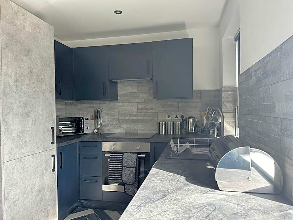 Adam Court Apartments - PE1 - Contractor Friendly - Choice of Studios or 1 Bed Apartments - Free Parking - Sofa Beds - Sky TV - Full Kitchen - Washer Dryer - WiFi