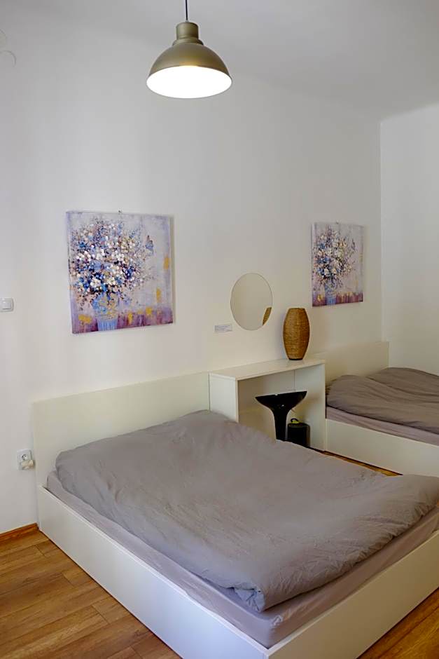 Lovecroatia Zagreb-'Paxnest' HOSTEL, No party! Cozy and quiet! Separated Men and women's Dormitory and Shower room! Indoor shoes provided! Lower beds with curtains for privacy! Maximum 4-5 beds per room! Fully prepared bed sheets! Have Laundry shop