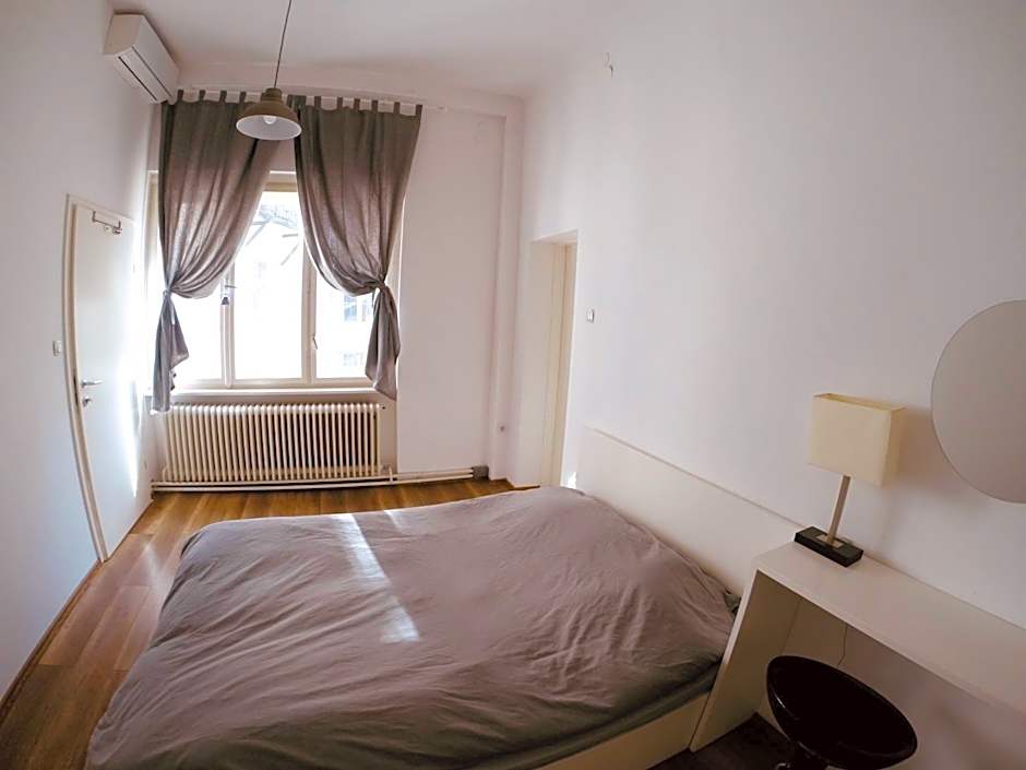 Lovecroatia Zagreb-'Paxnest' HOSTEL, No party! Cozy and quiet! Separated Men and women's Dormitory and Shower room! Indoor shoes provided! Lower beds with curtains for privacy! Maximum 4-5 beds per room! Fully prepared bed sheets! Have Laundry shop