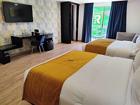 Deluxe Queen Suite