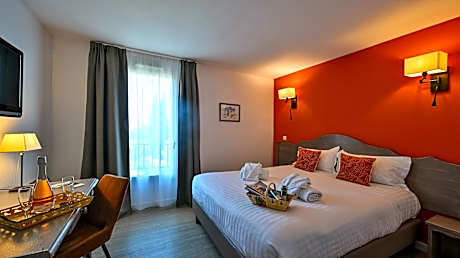 1 Queen Bed, Non-Smoking, Superior Room, Pool View