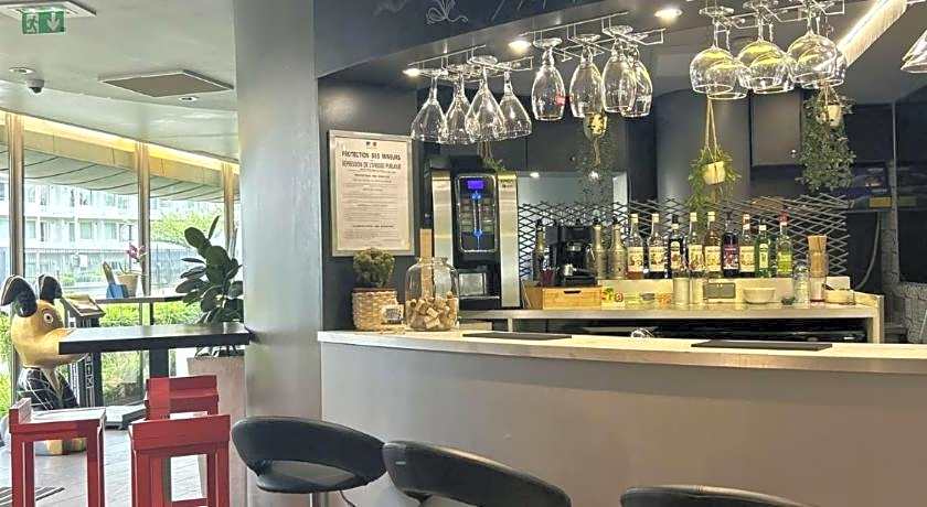 Standing Hotel Suites by Actisource