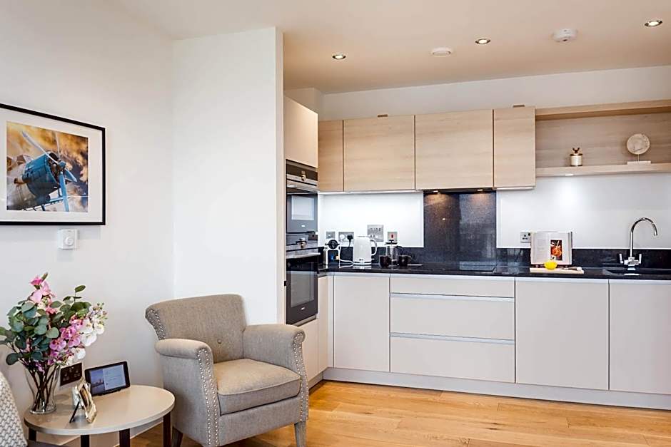 Portobello Apt with Floor-to-Ceiling Views