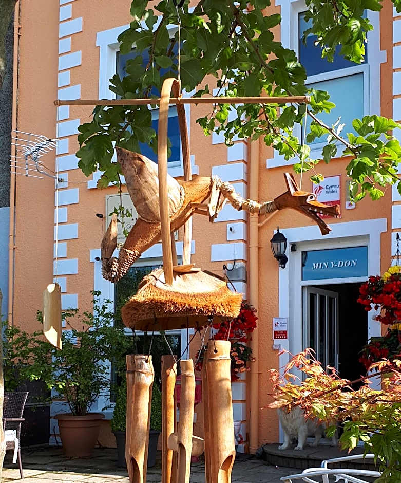 Min y Don Guest House