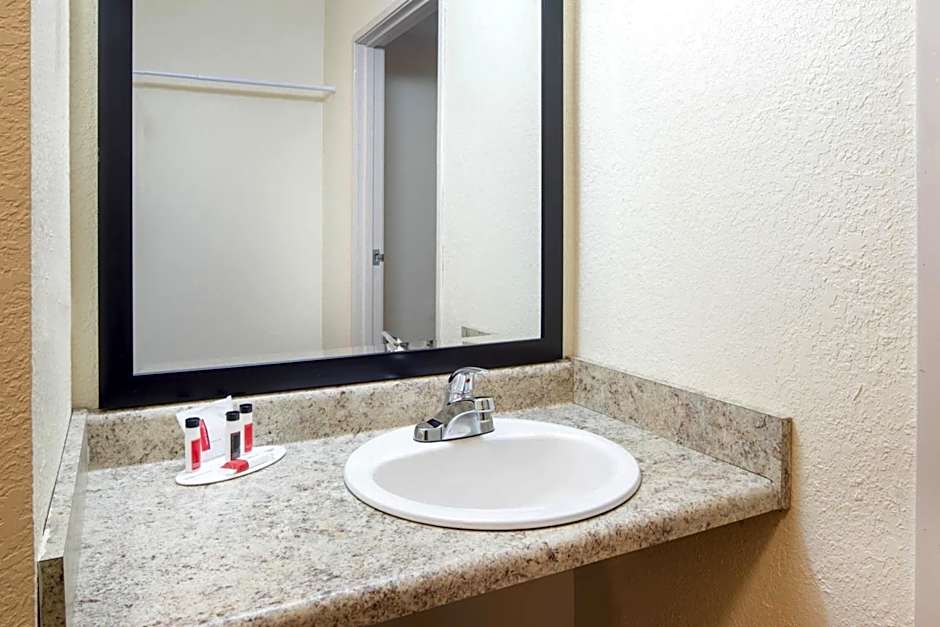 Days Inn by Wyndham Macon I-75 North