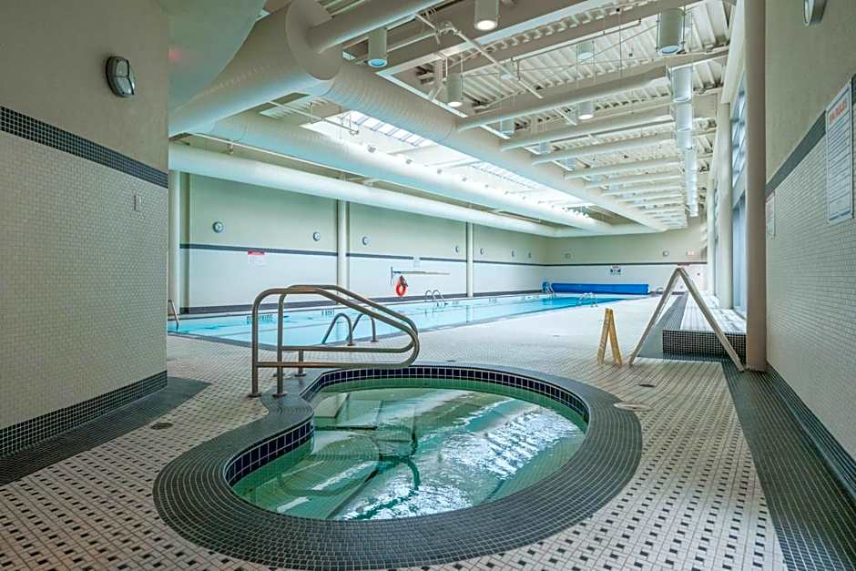 Sub-Penthouse Apartment with Jacuzzi Pool & Sauna