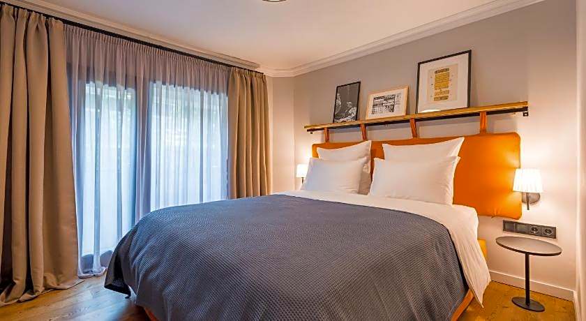 Zorba&Bond Hotel on the 8th