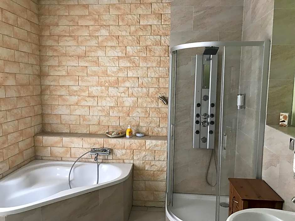 Balthasar Neumann Speiserei & Gästehaus - Zentrum Brühl -E-Ladestation, nähe Phantasialand