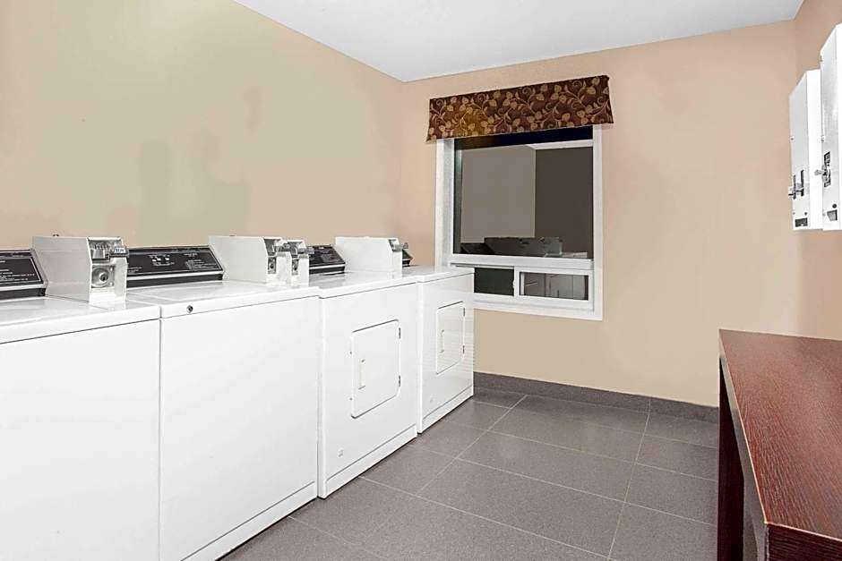 Super 8 by Wyndham Brandon MB