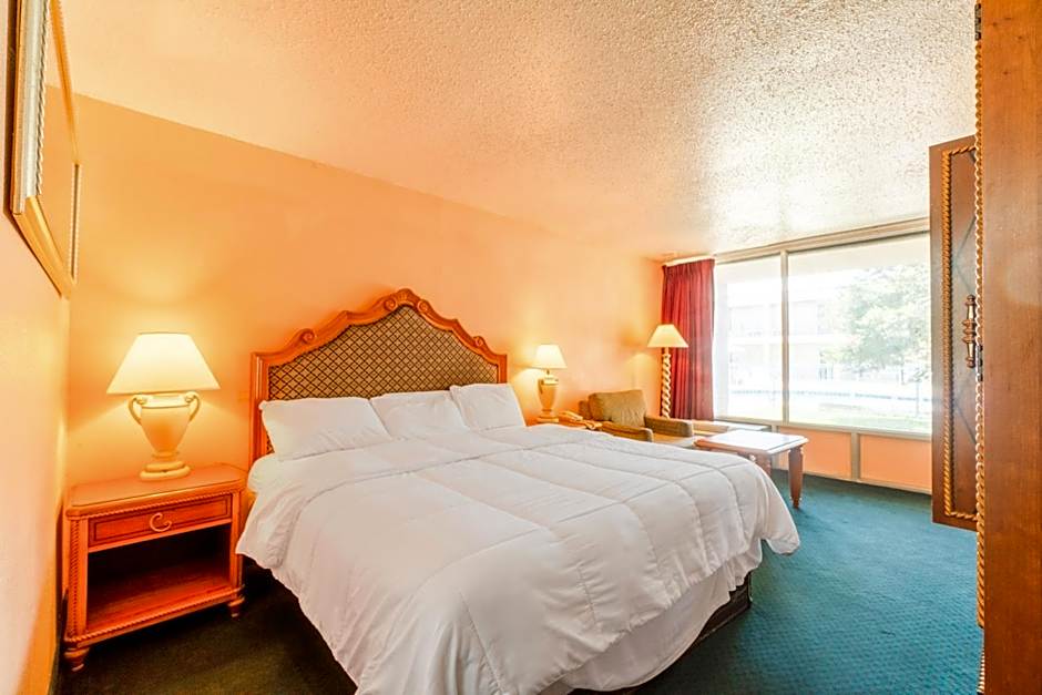 Castle Inn & Suites by OYO Lawton