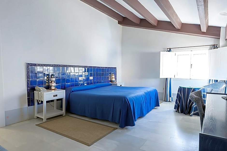 Zdjęcie 1 z 5 — 1 Double Bed or 2 Beds, Seafront