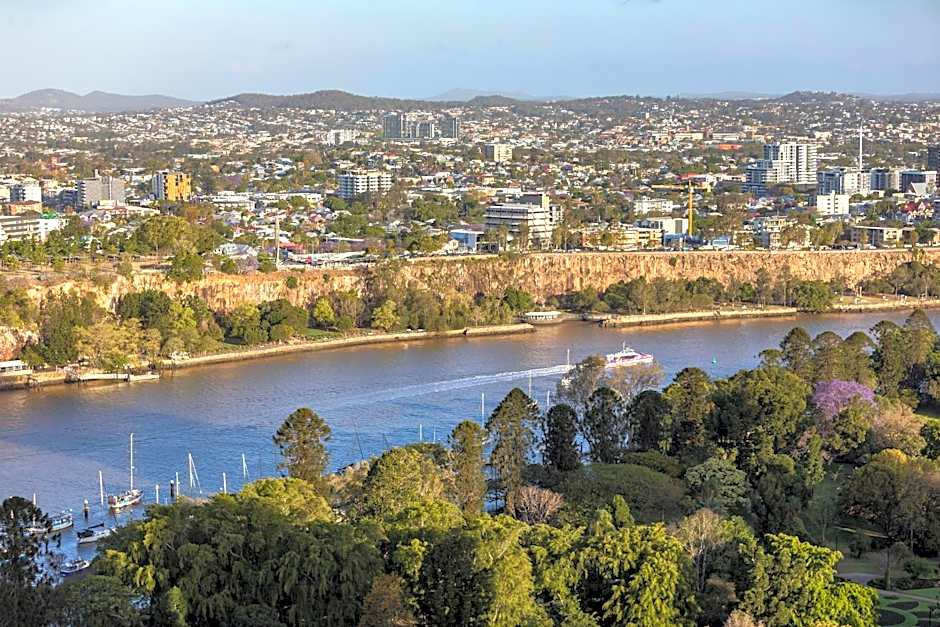 Oaks Brisbane River City Suites