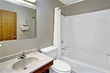 Deluxe Queen Suite with Hot Tub - Non-Smoking