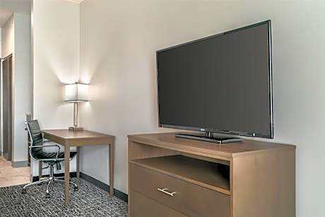 King Room with Bath Tub - Mobility Accessible