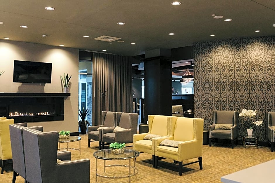 Holiday Inn and Suites East Peoria, an IHG Hotel