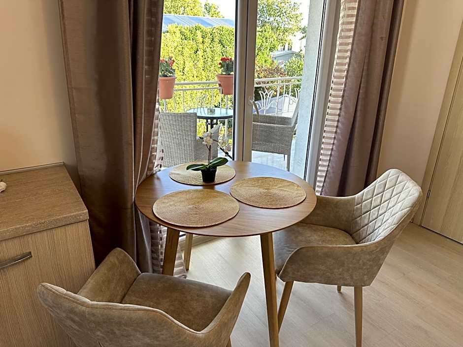 Apartamentai šalia baseino