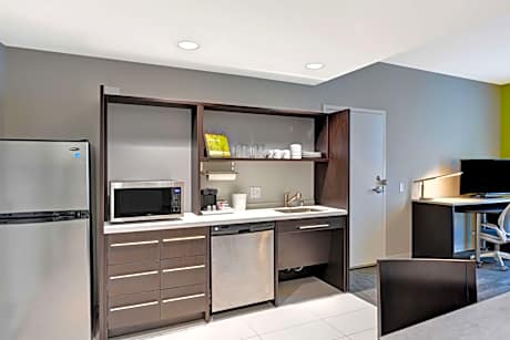King Suite - Mobility Access/Non-Smoking