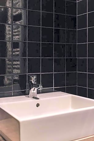 PRIVATE DORMITORY WITH 3 BEDS AND SHARED BATHROOM